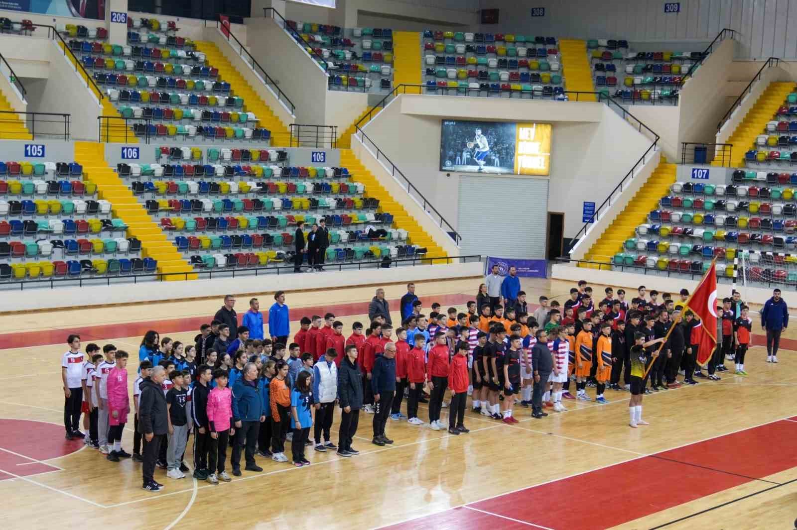 Okullar arası futsal m&uuml;sabakaları başladı
