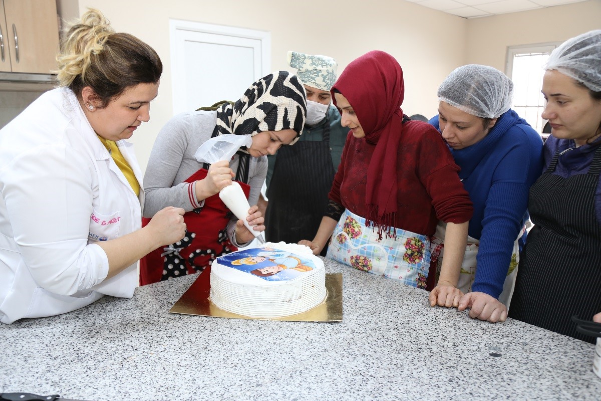 İş ayırt etmeyen kadınlar kaynak da yapıyor halı da dokuyor
