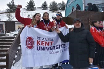 &Uuml;NİLİG Kar Voleybolu şampiyonları kupalarını aldı

