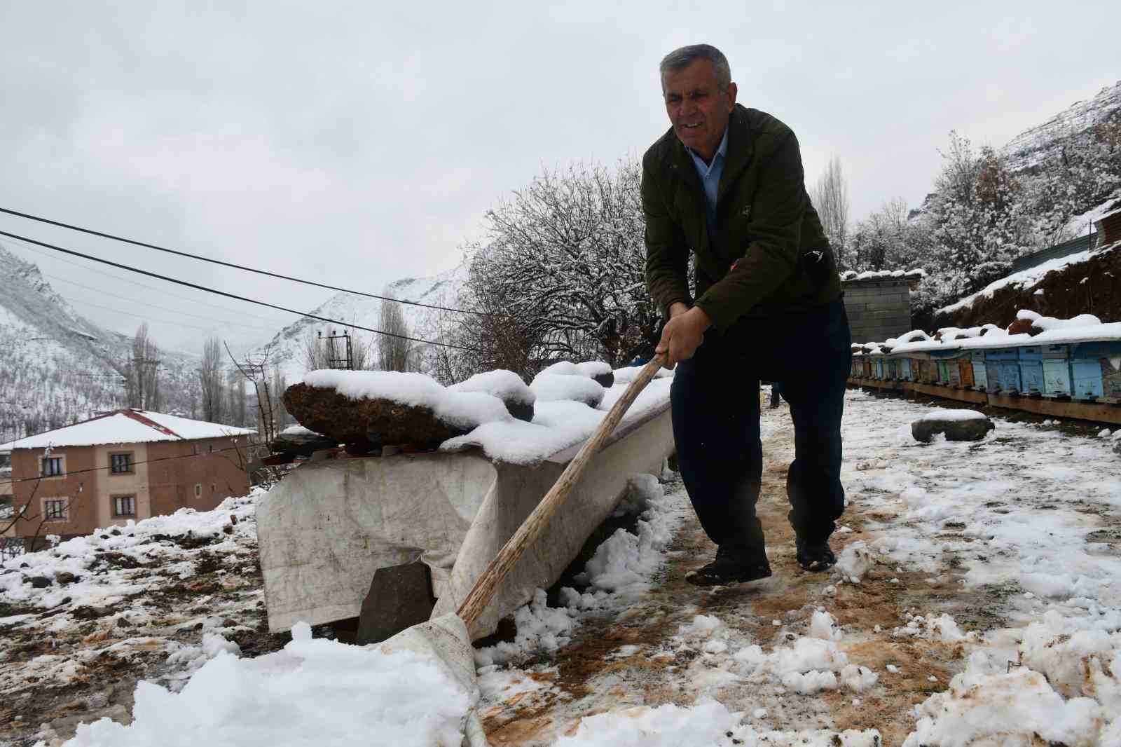 Arıcıların kış mesaisi s&uuml;r&uuml;yor
