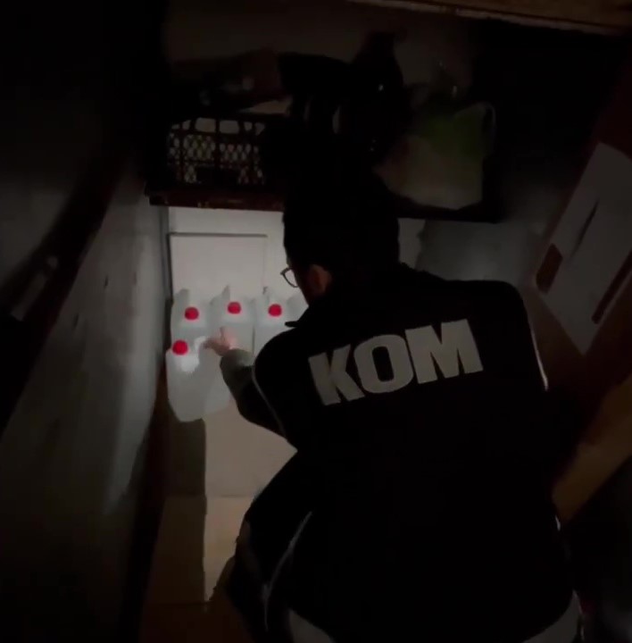 Polis, damacanalarda litrelerce sahte alkol ele ge&ccedil;irdi
