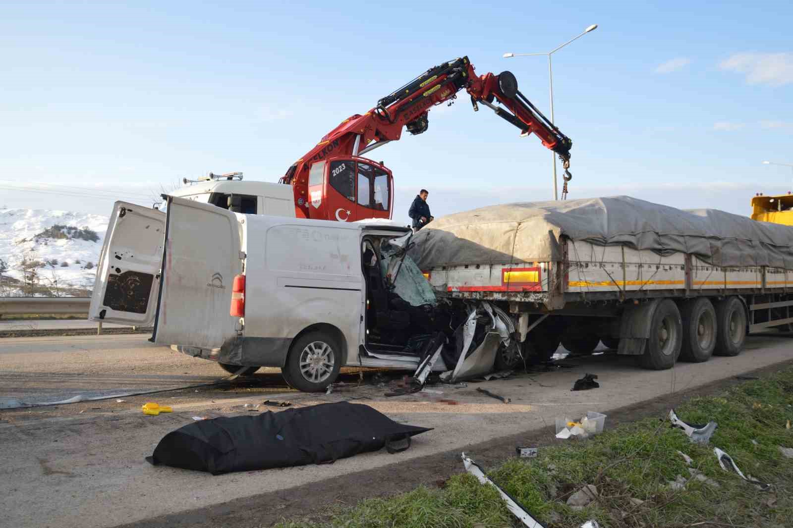 Samsun’da hafif ticari araç tıra çarptı: 1 ölü, 2 yaralı