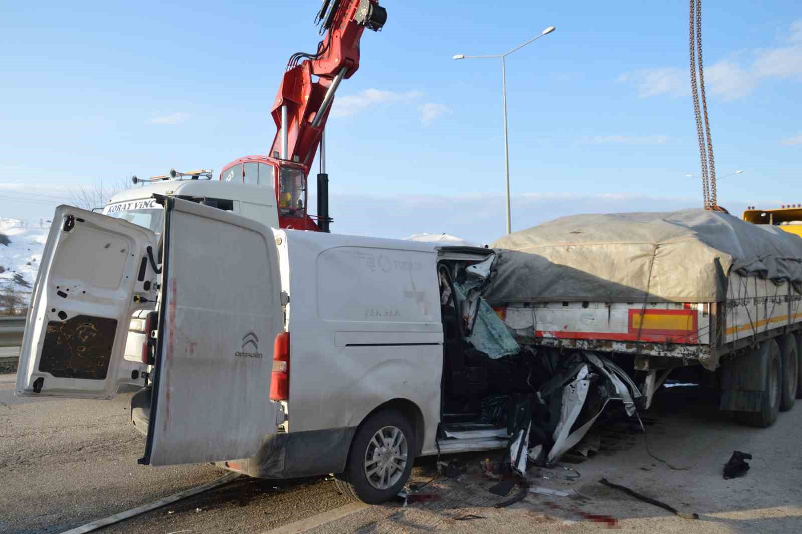 Samsun&rsquo;da hafif ticari ara&ccedil; tıra &ccedil;arptı: 1 &ouml;l&uuml;, 2 yaralı
