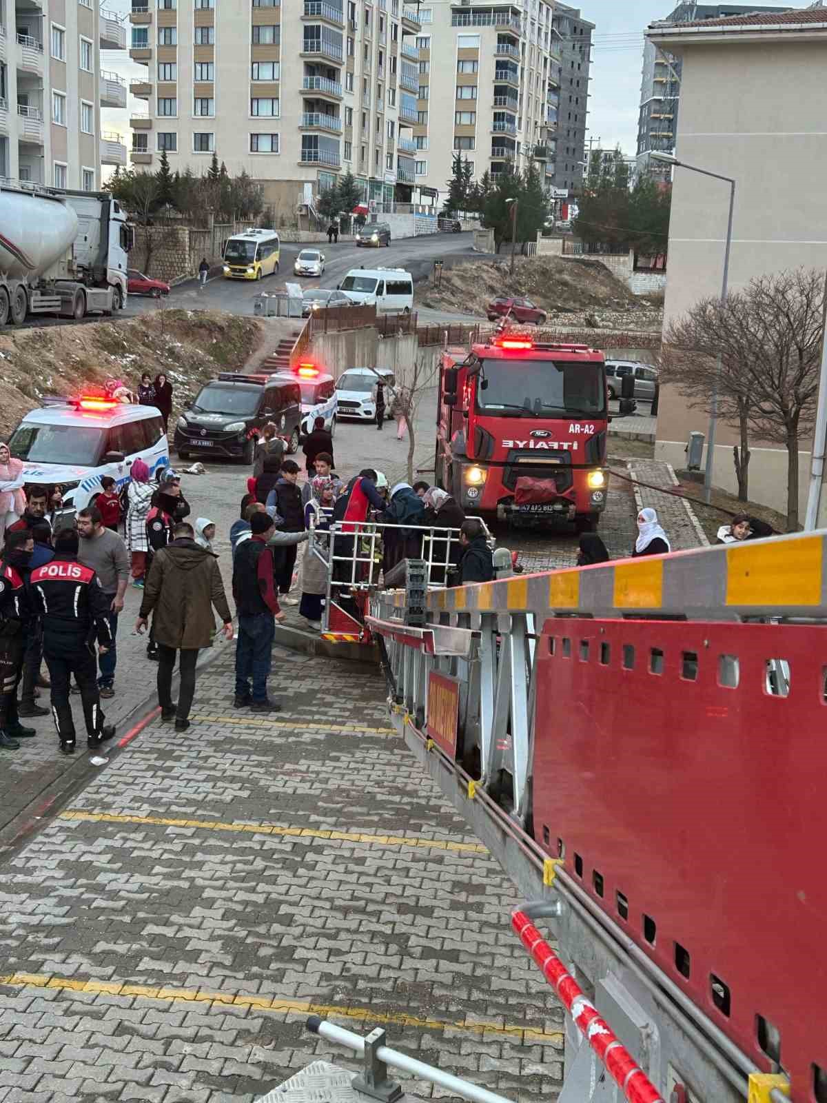 Mardin’de bir apartmanda çıkan yangında 5 kişi dumandan etkilendi