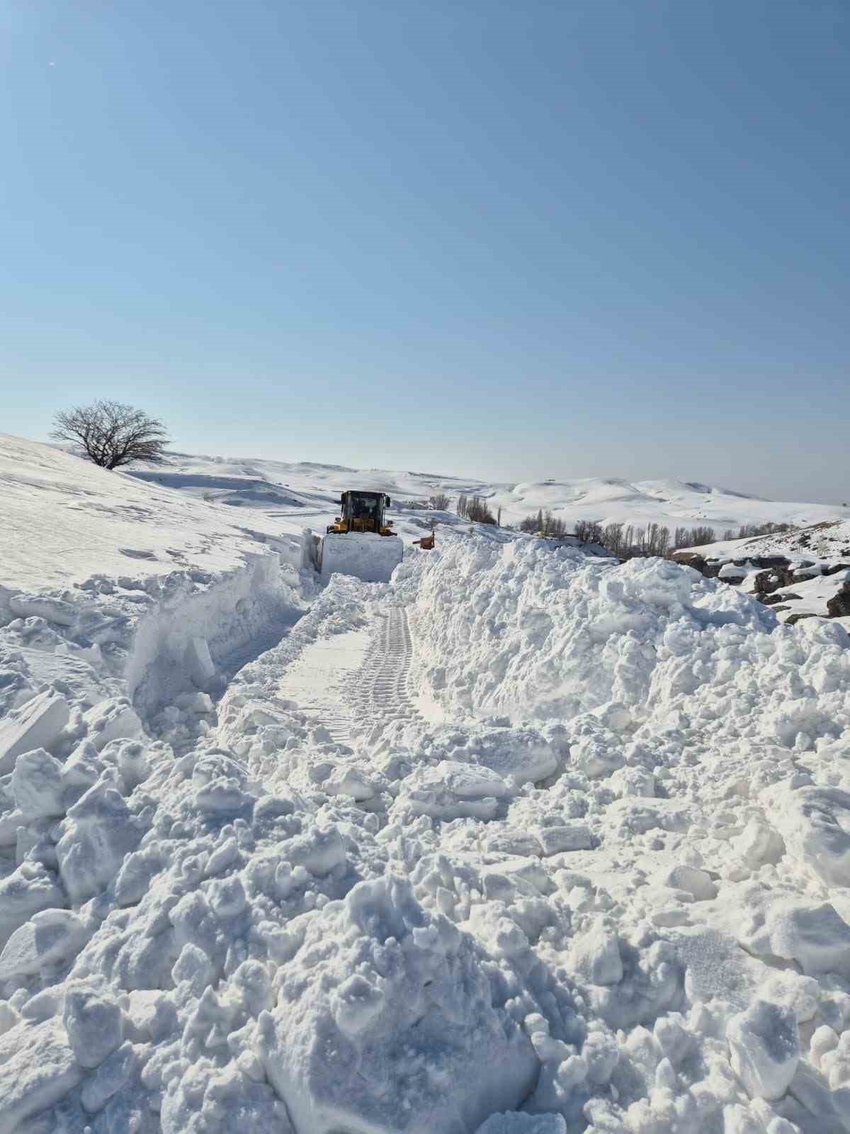 Muş&rsquo;ta 230 k&ouml;y yolu ulaşıma a&ccedil;ıldı
