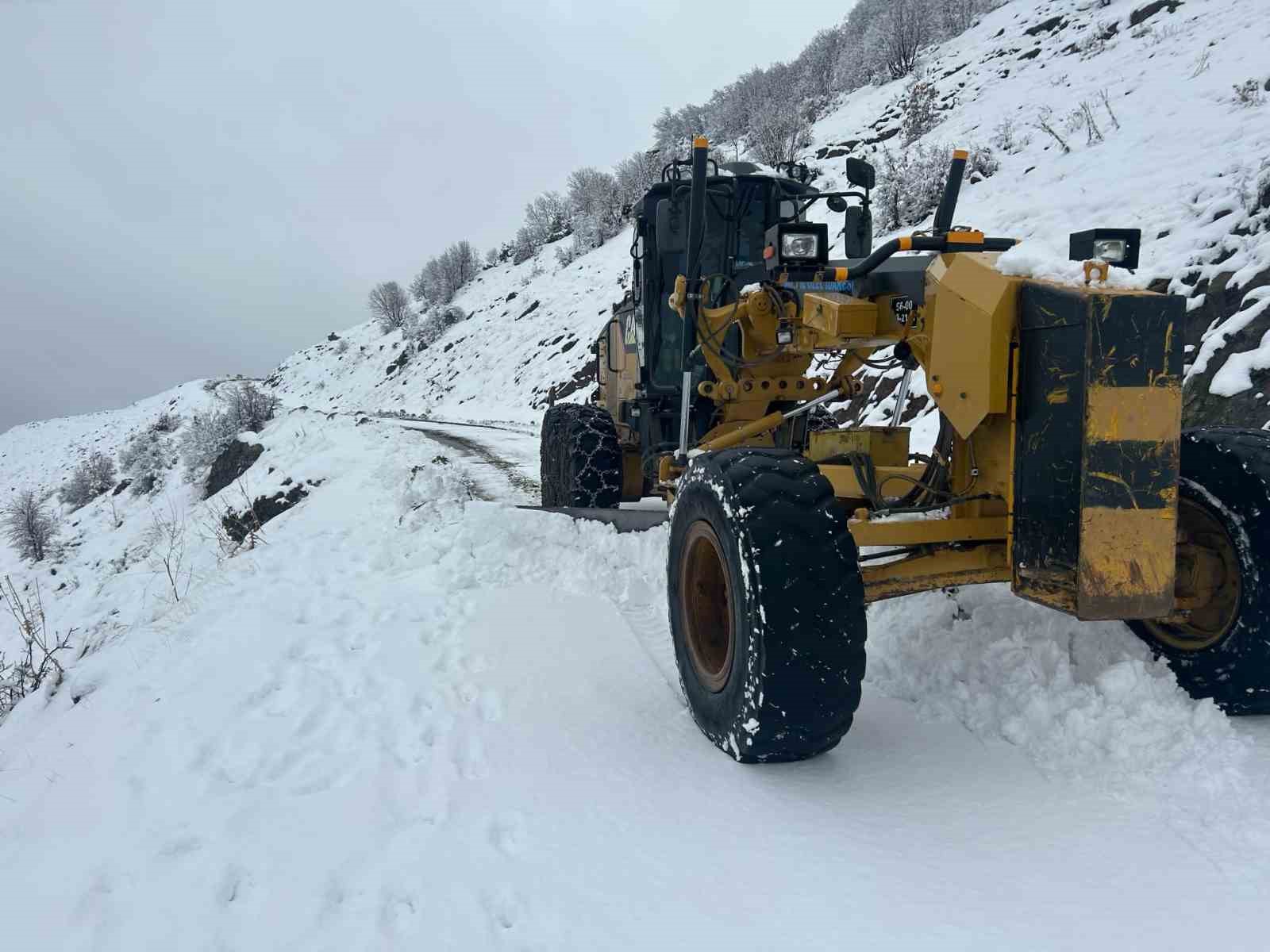 Siirt&rsquo;te kapanan k&ouml;y yolları ulaşıma a&ccedil;ıldı
