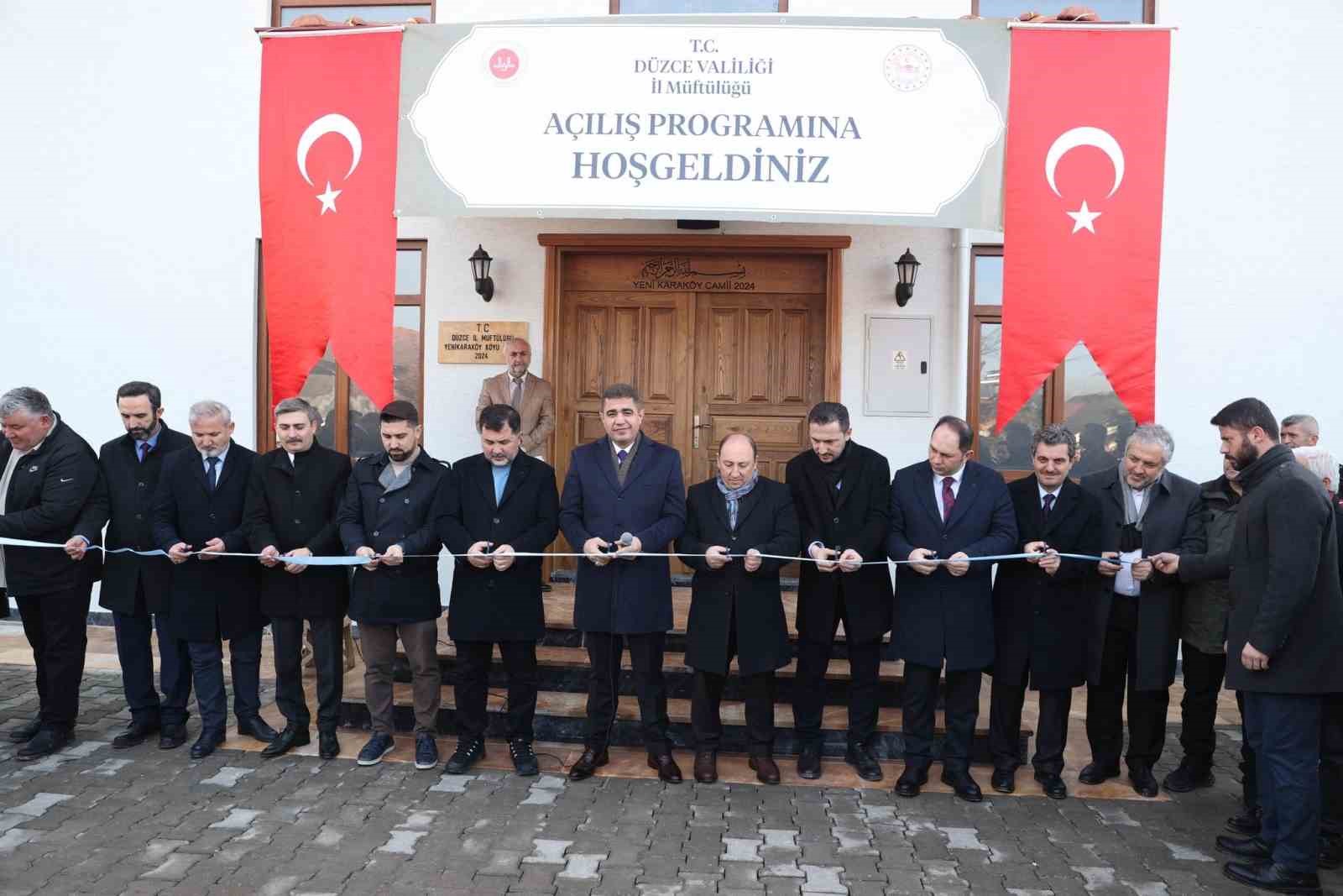 Deprem sonrası yıkılan cami ibadete açıldı
