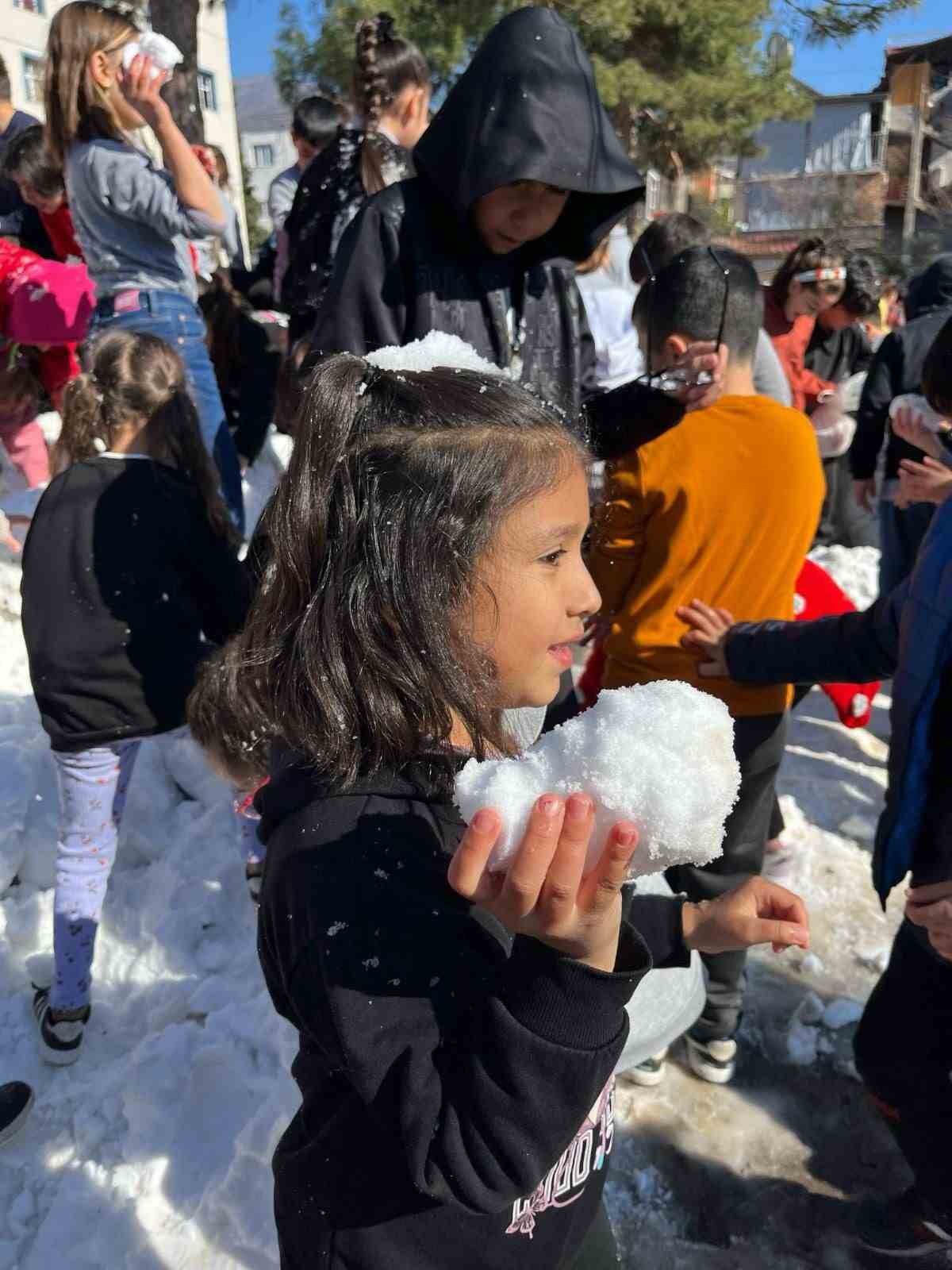 Osmaniye’de öğrencilerin kar heyecanı
