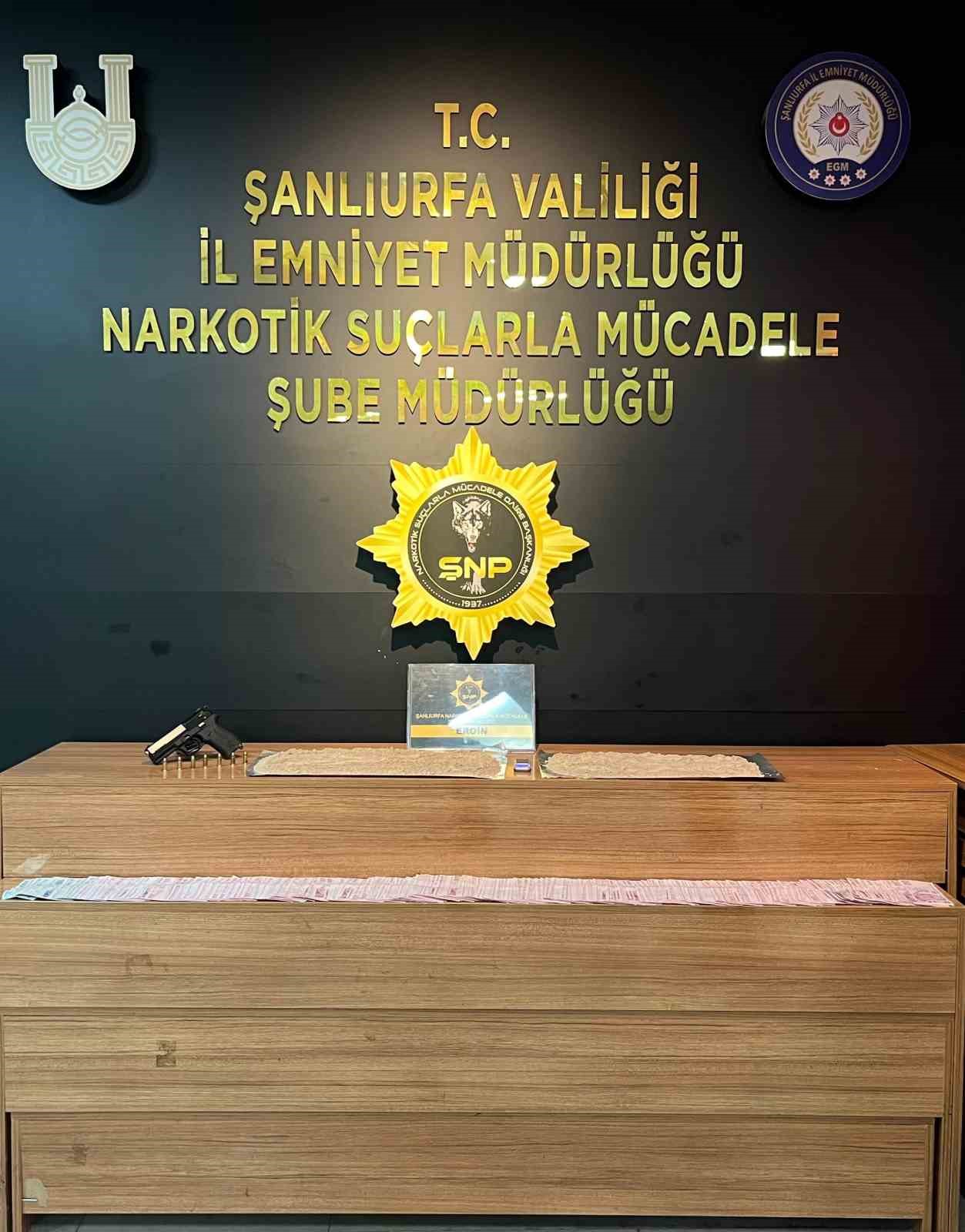 Şanlıurfa&rsquo;da silah ve uyuşturucu madde ele ge&ccedil;irildi: 7 g&ouml;zaltı
