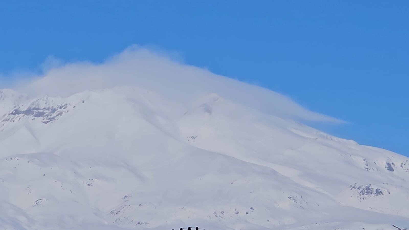 S&uuml;phan Dağı zirvesindeki mercek bulutu g&ouml;rsel ş&ouml;len sundu
