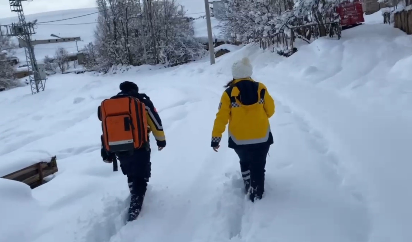 Muş’ta altı aylık bebek paletli ambulansla kurtarıldı
