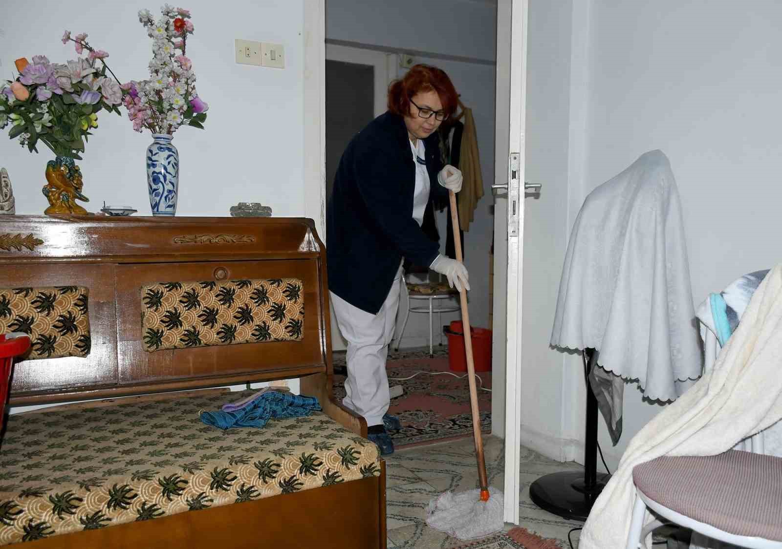 Kuşadası Belediyesi ’Evde Bakım Birimi’ ile yaşamlara dokunuyor