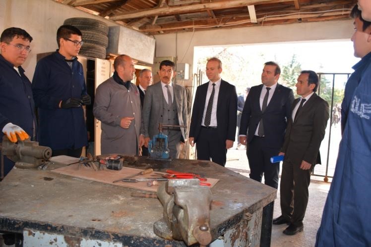 Köyceğiz Kaymakamı Maslak, okulda atölye çalışmalarını yerinde inceledi