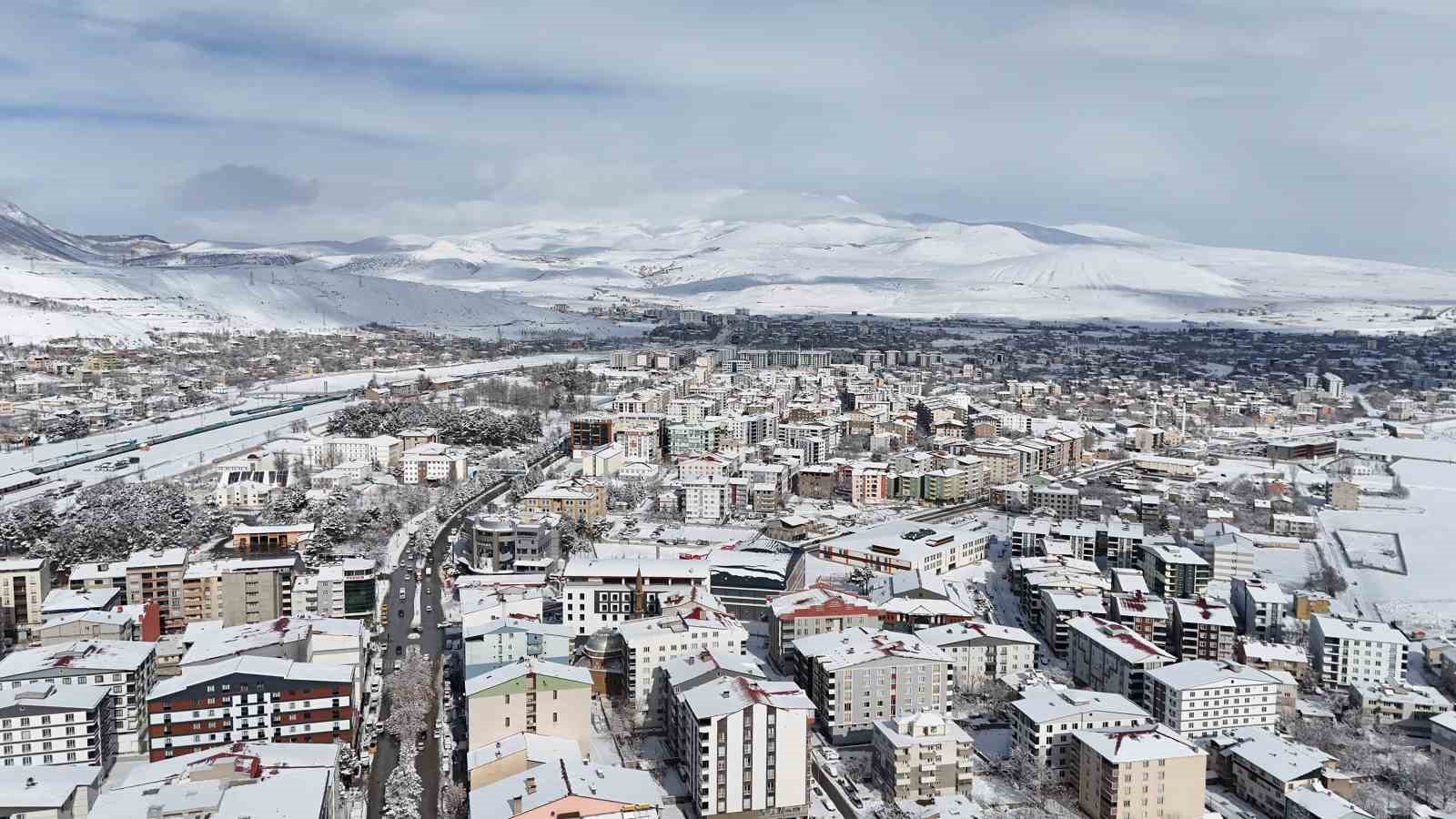 Tatvan’da kar yağışından sonra kartpostallık görüntüler
