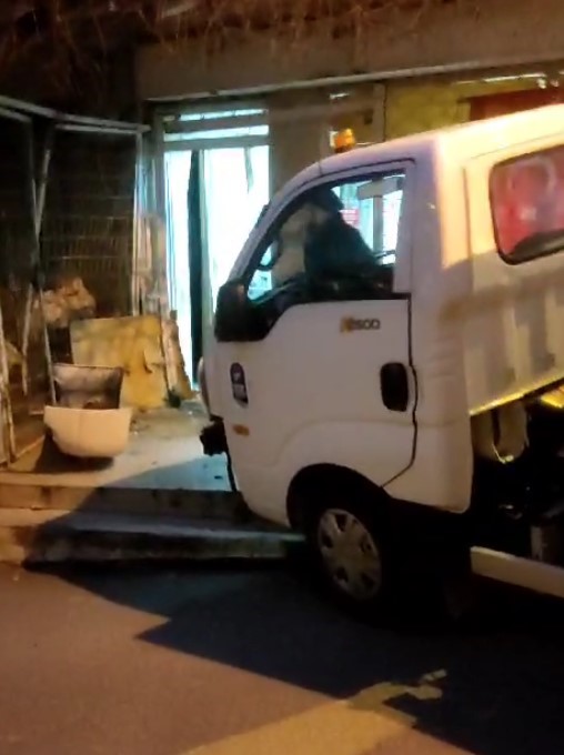 Gaz ile freni karıştırınca, çöp kamyoneti iş yerinin duvarına çarptı