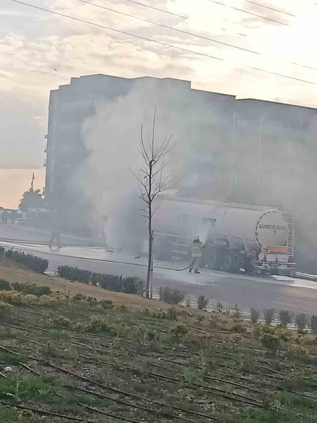 İzmir’de bitkisel yağ yüklü tanker alev aldı