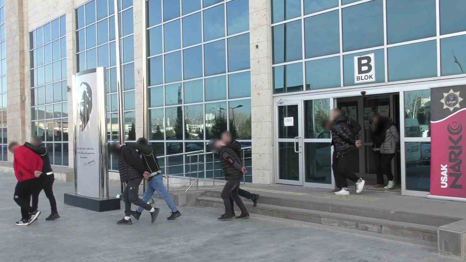 Uşak’ta 5 uyuşturucu satıcısı tutuklandı