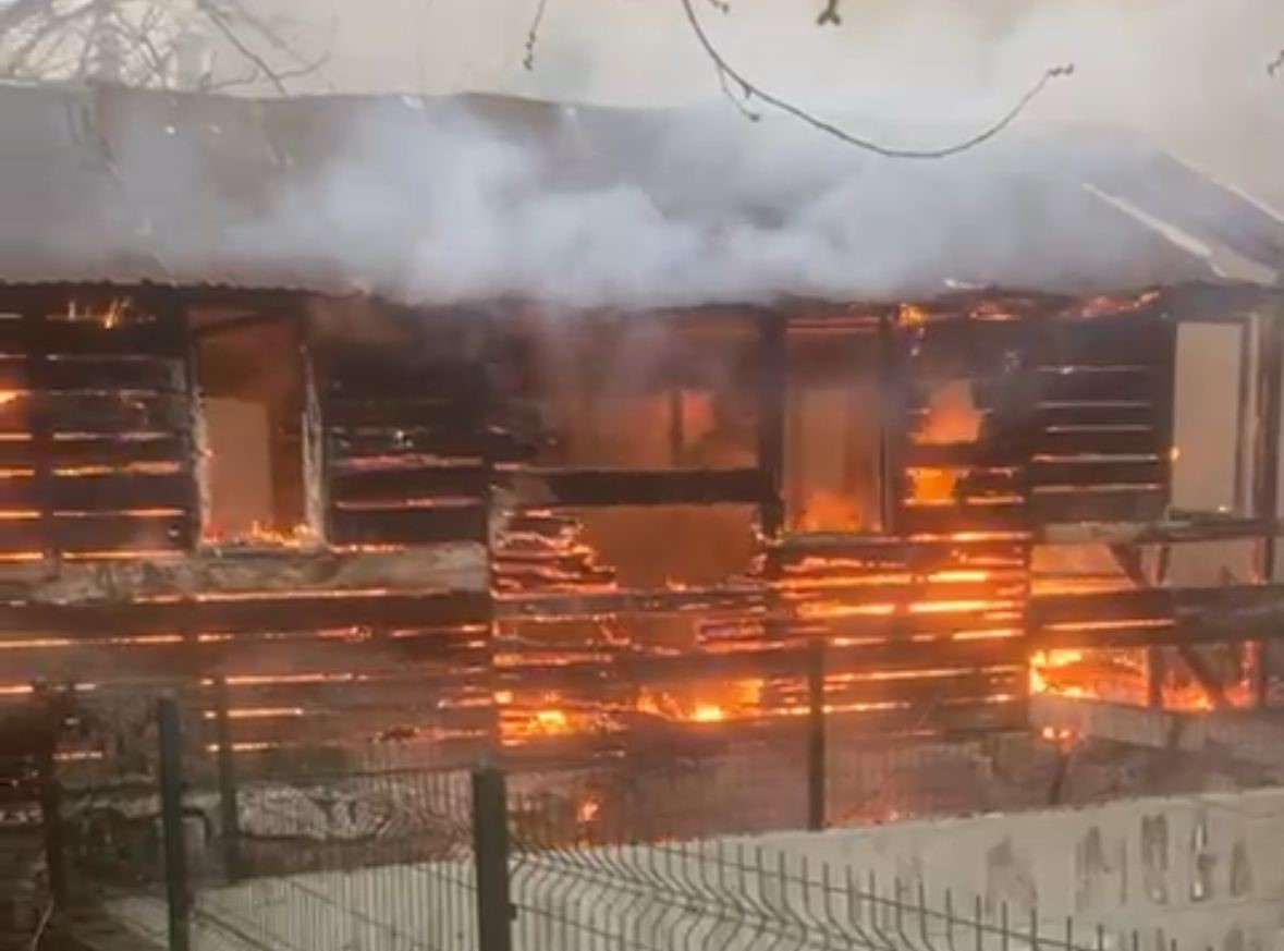 Bolu’da iki baraka alevlere teslim oldu