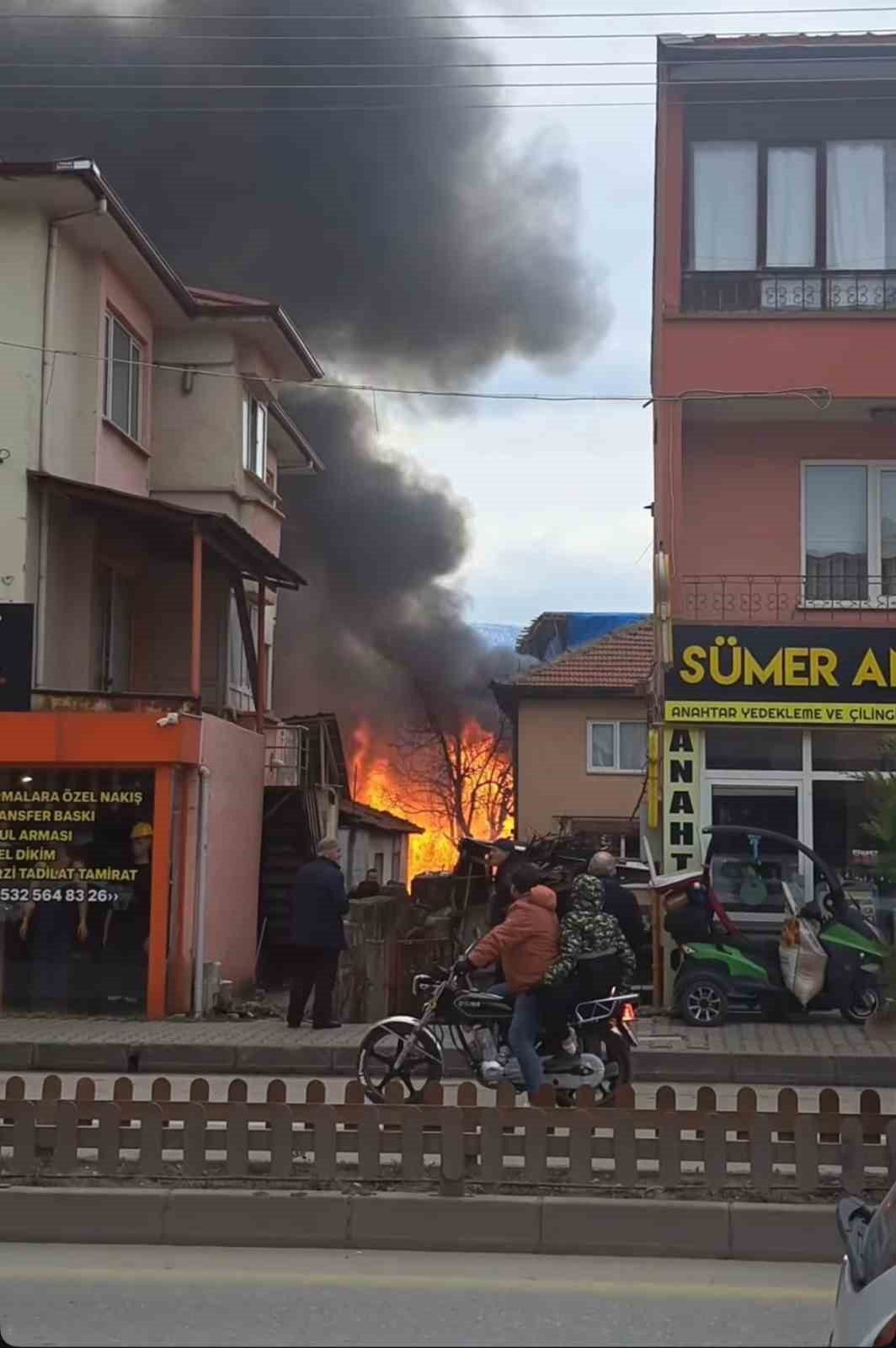 Bolu’da iki baraka alevlere teslim oldu
