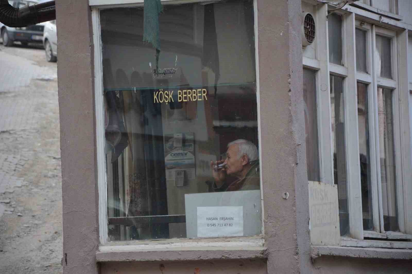 Manisa’da 12 yaşında başladığı berberliği 57 yıldır sürdürüyor