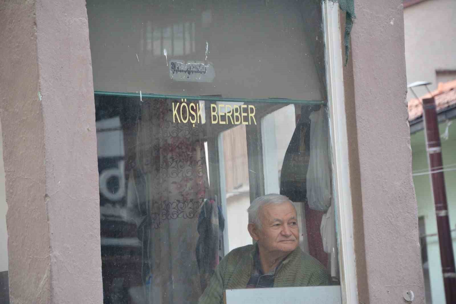 Manisa&rsquo;da 12 yaşında başladığı berberliği 57 yıldır s&uuml;rd&uuml;r&uuml;yor
