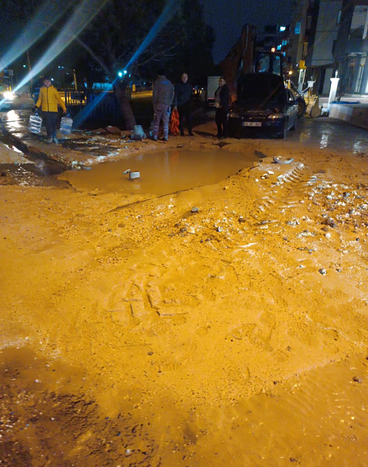 Suya g&ouml;m&uuml;len aracının bagajında oturarak yardım bekledi
