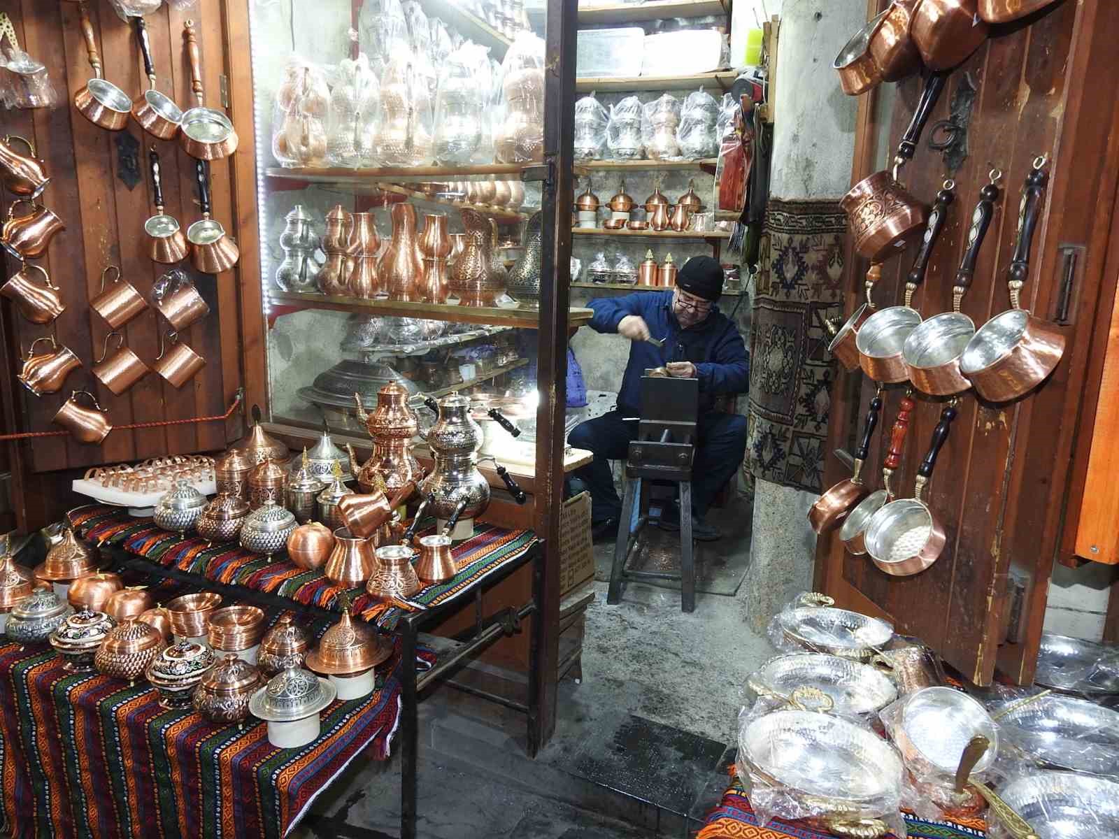 Bakırdan çıkan sesle huzur buluyorlar