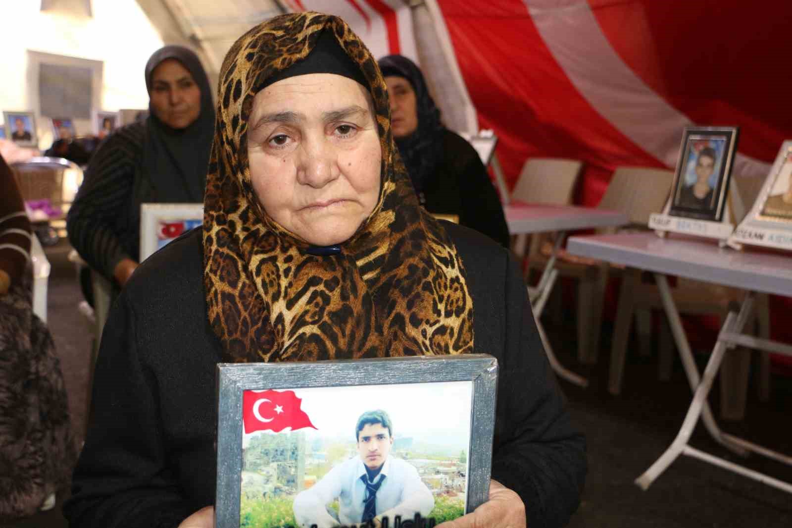 Anneler zorlu kış şartlarına rağmen çadırdan ayrılmıyor