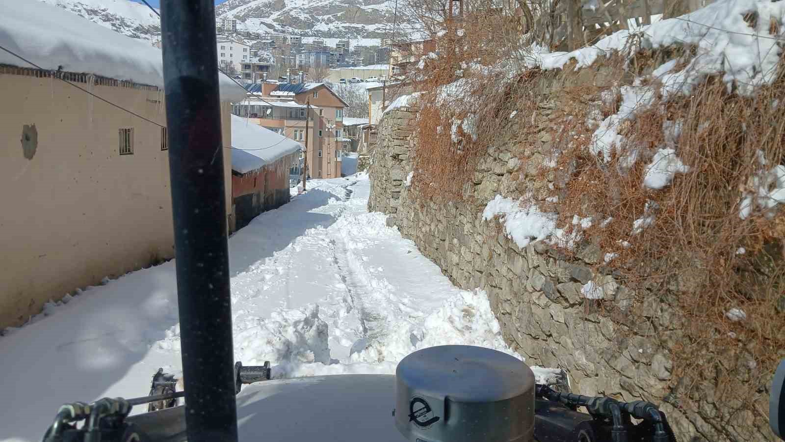 Hakkari&rsquo;de kar yığınları şehir dışına &ccedil;ıkartılıyor
