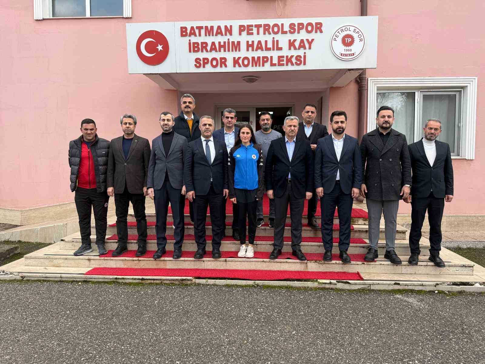 AK Parti İl Başkanı Şansi, şampiyon Tek’i altınla ödüllendirdi