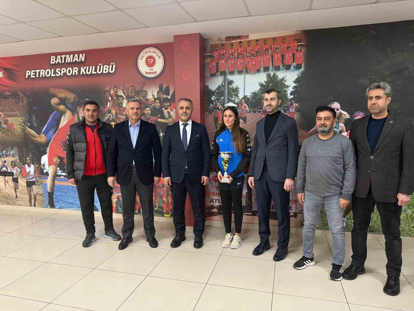 AK Parti İl Başkanı Şansi, şampiyon Tek&rsquo;i altınla &ouml;d&uuml;llendirdi
