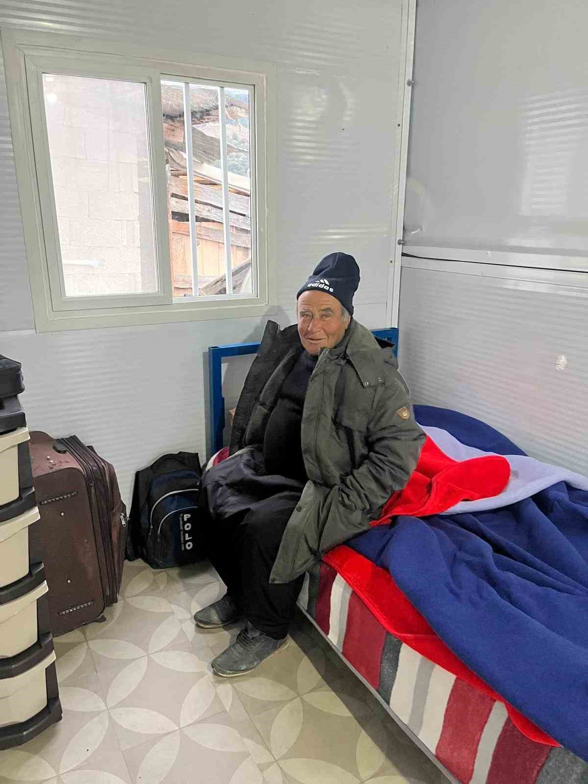 Akli dengesini kaybedip sokaklarda yaşayan G&uuml;rb&uuml;z amca i&ccedil;in il&ccedil;e seferber oldu
