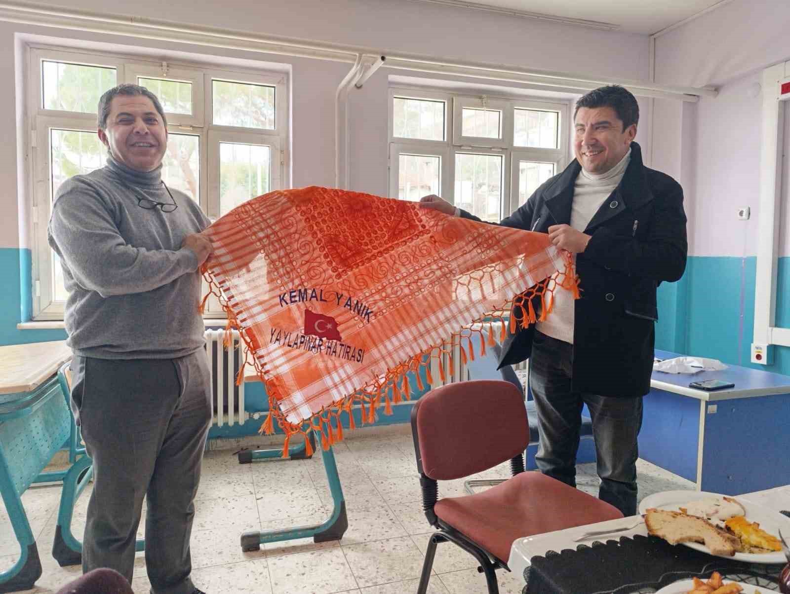 İzmirli hayırseverden Nazilli&rsquo;deki okula bilgisayar desteği
