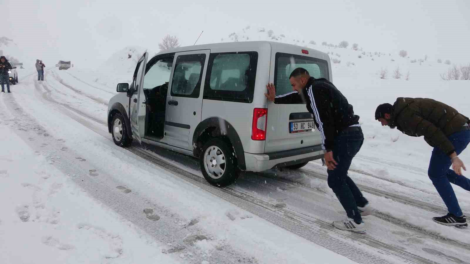 Yoğun kar yağışı s&uuml;r&uuml;c&uuml;lere zor anlar yaşattı
