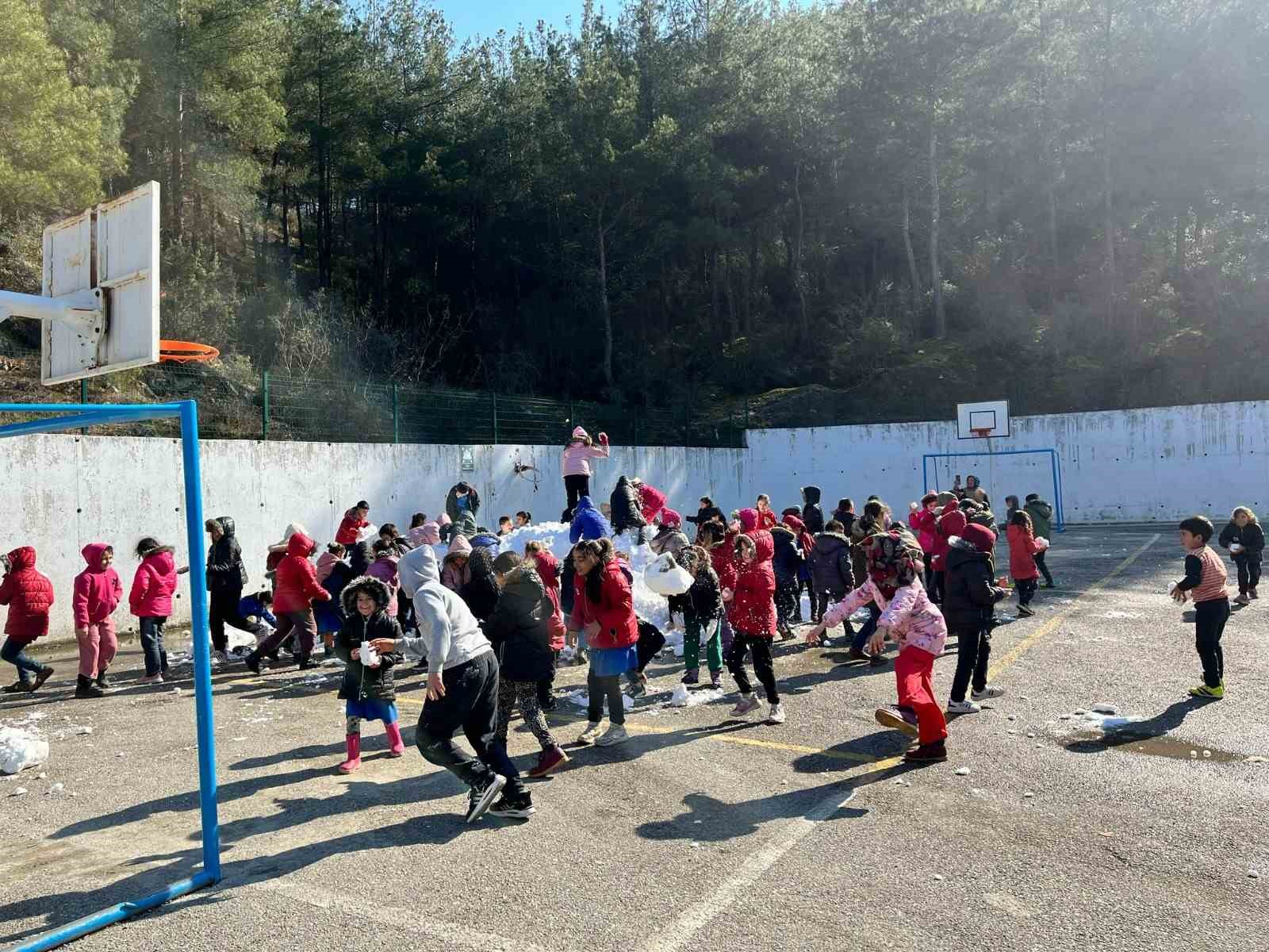 Sinop&rsquo;ta kar &ccedil;ocukların ayağına getirildi
