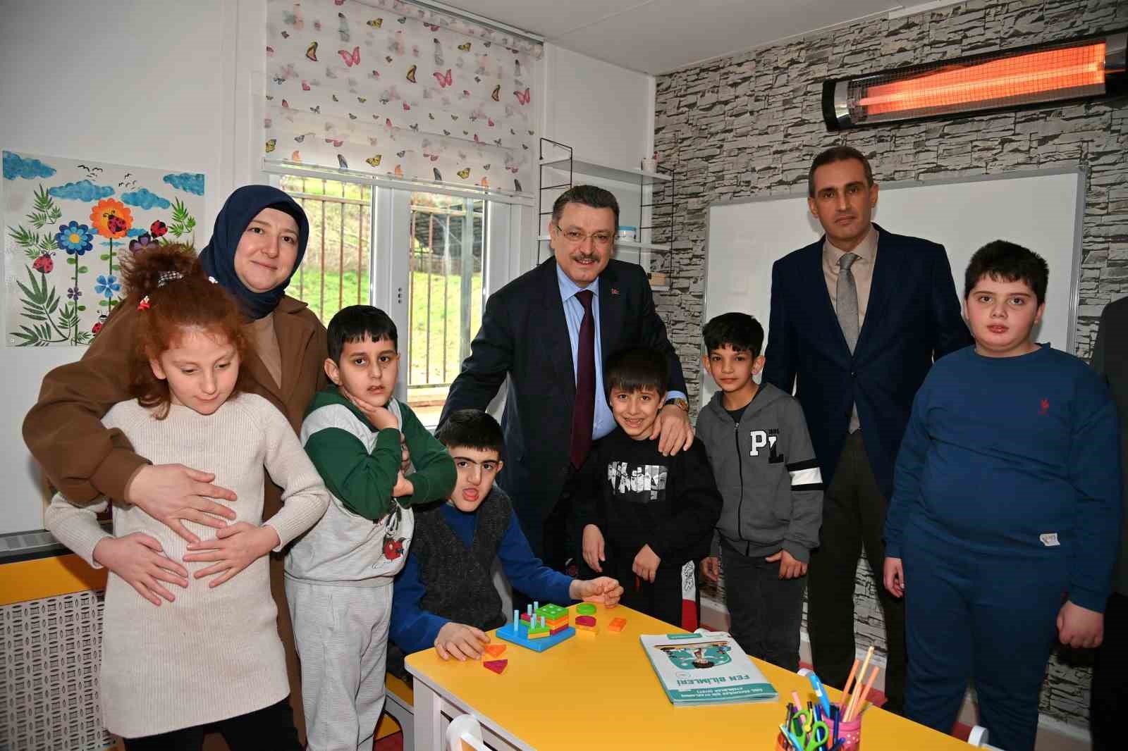 &Ouml;zel &ccedil;ocuklarla keyifli anlar yaşadı
