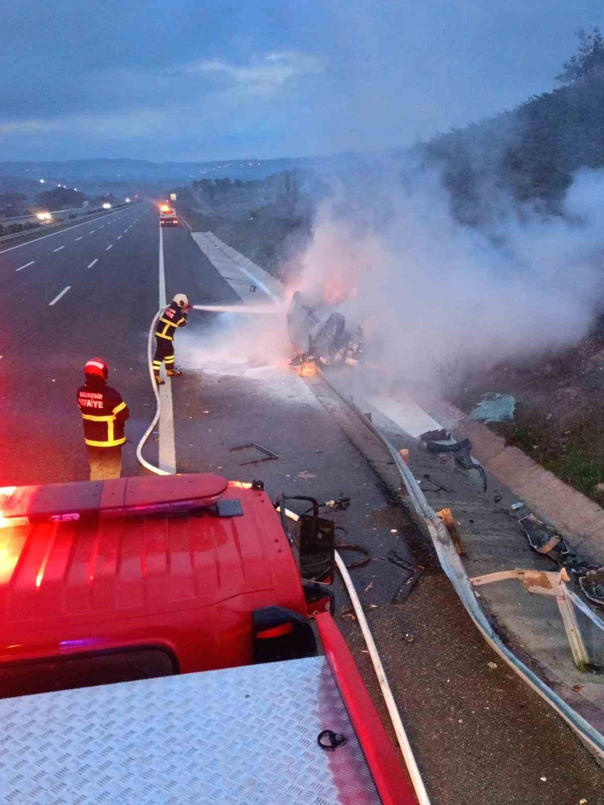 Savaştepe&rsquo;de otobanda bariyerler &ccedil;arpan ara&ccedil; yandı: 2 yaralı
