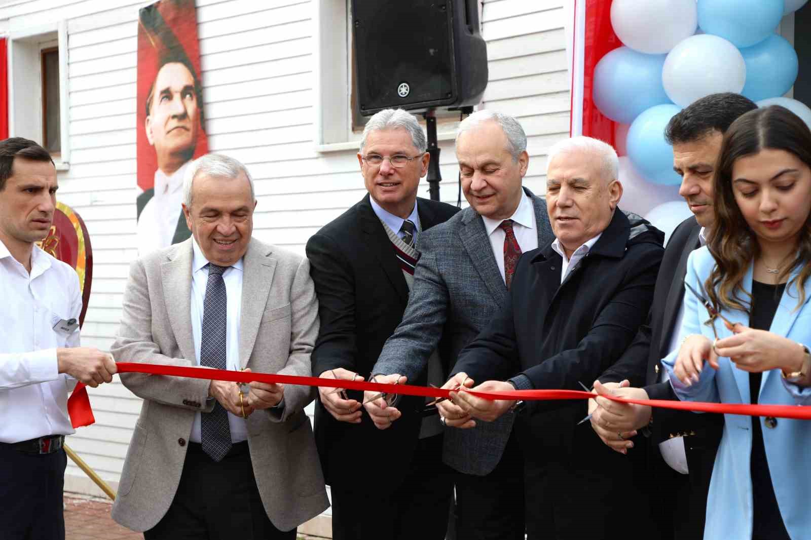 Mudanya kapalı yüzme havuzu açıldı