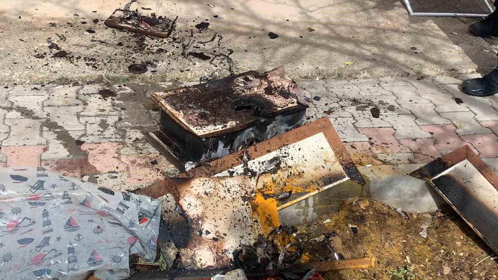 Karaman&rsquo;da &ccedil;ıkan yangın nedeniyle balkonda mahsur kalan 2 kişiyi itfaiye kurtardı
