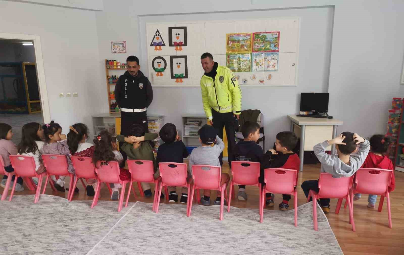 Emniyetten &ccedil;ocuklara g&uuml;venlik eğitimi
