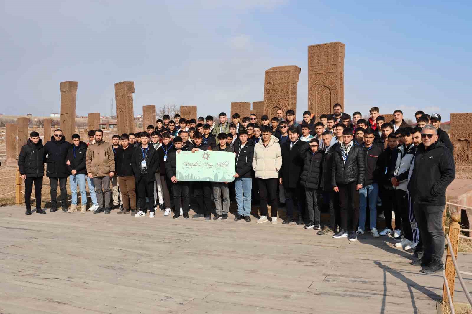 "Maziden Atiye Ahlat" programıyla şehit ve gazi çocukları bölgeyi gezdi