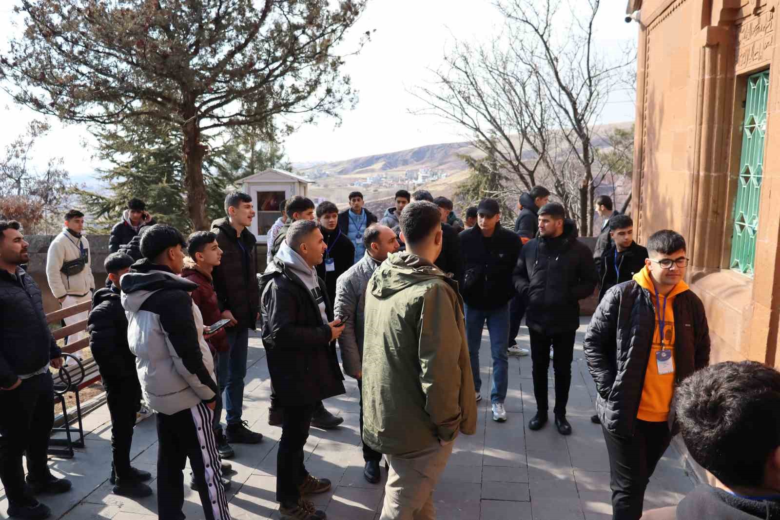 "Maziden Atiye Ahlat" programıyla şehit ve gazi çocukları bölgeyi gezdi