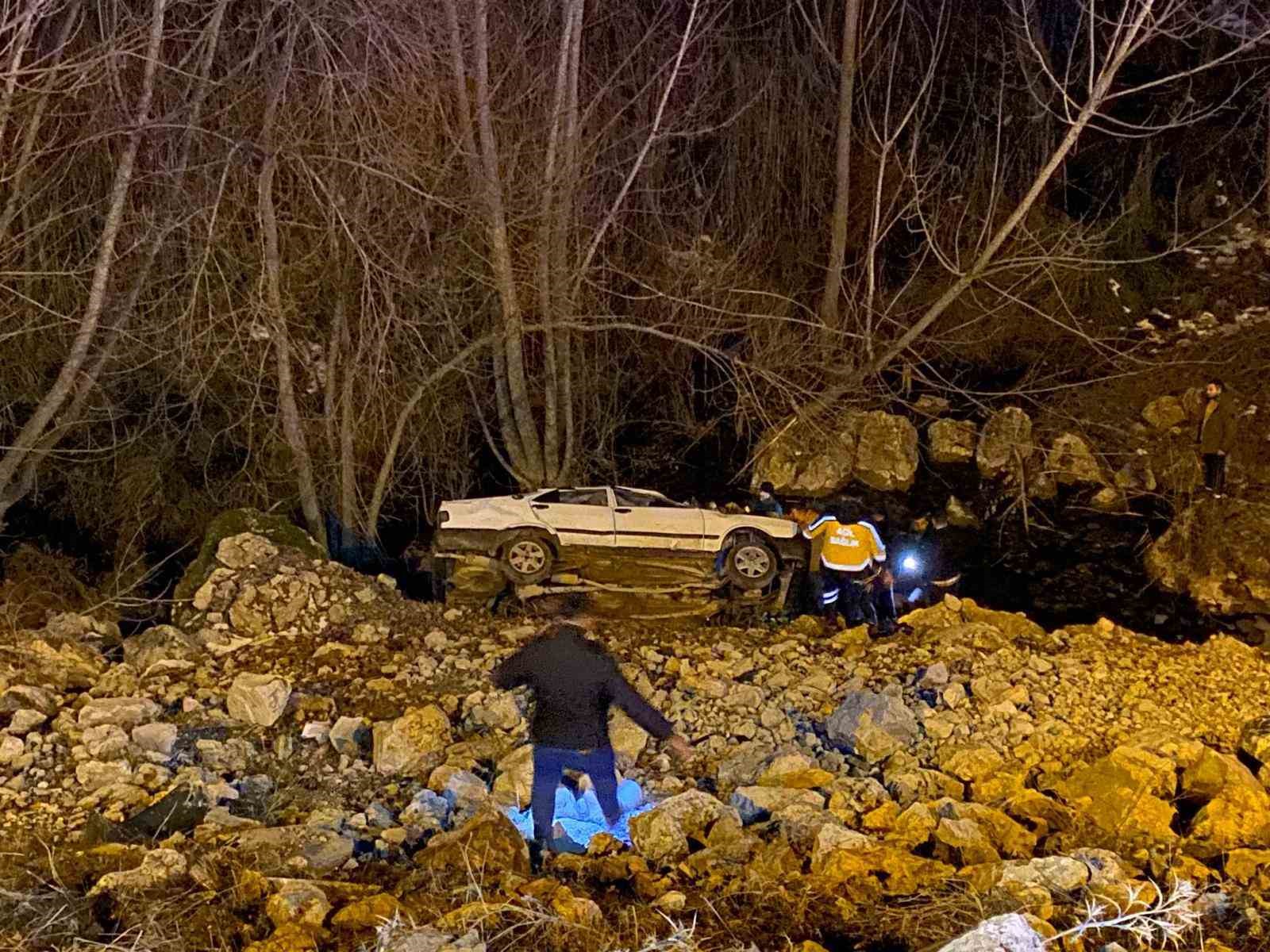 Otomobil uçuruma yuvarlandı: 3 yaralı