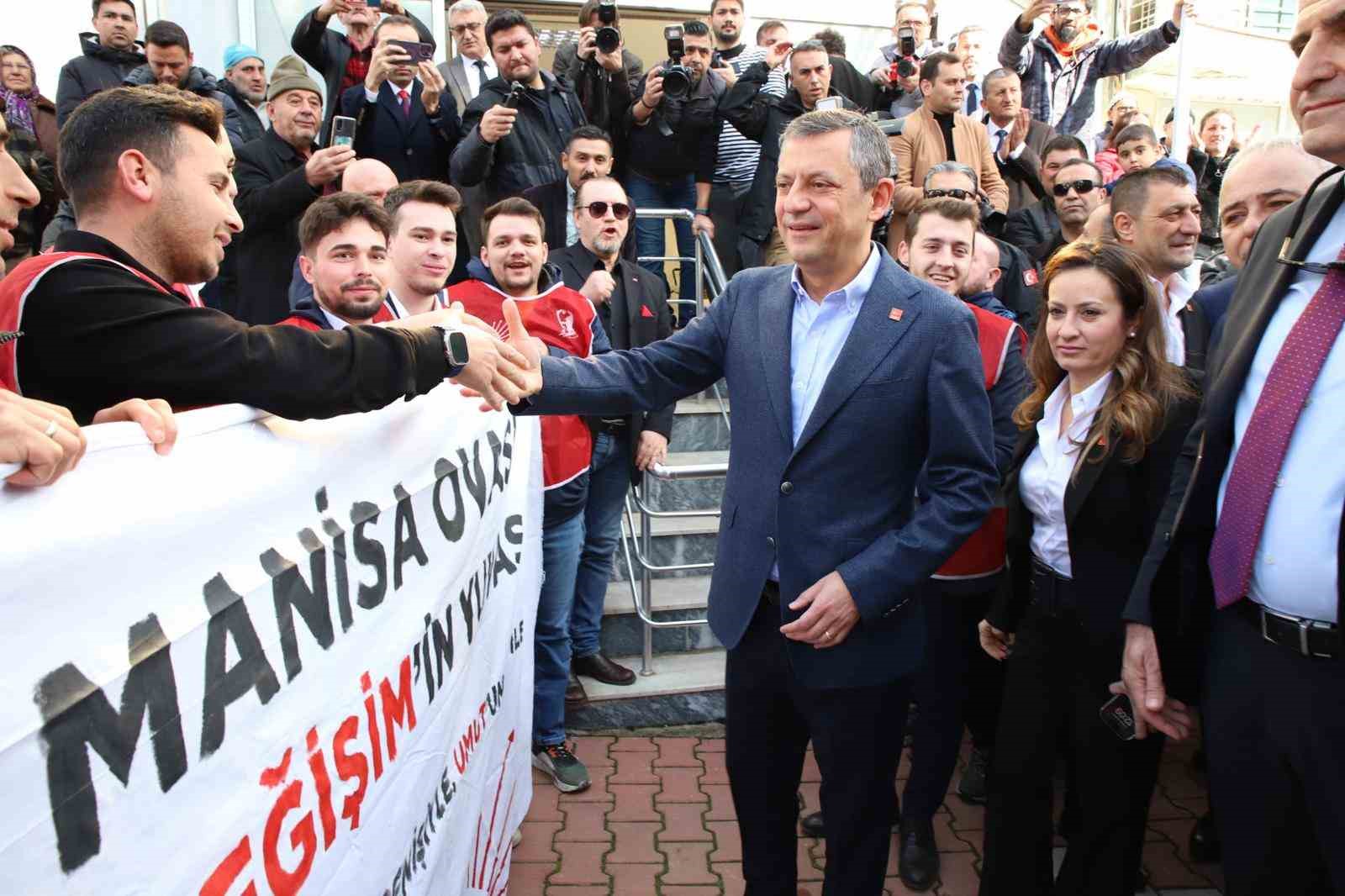 CHP Genel Başkanı Özel, Manisa’da ilçe belediyelerini ziyaret etti