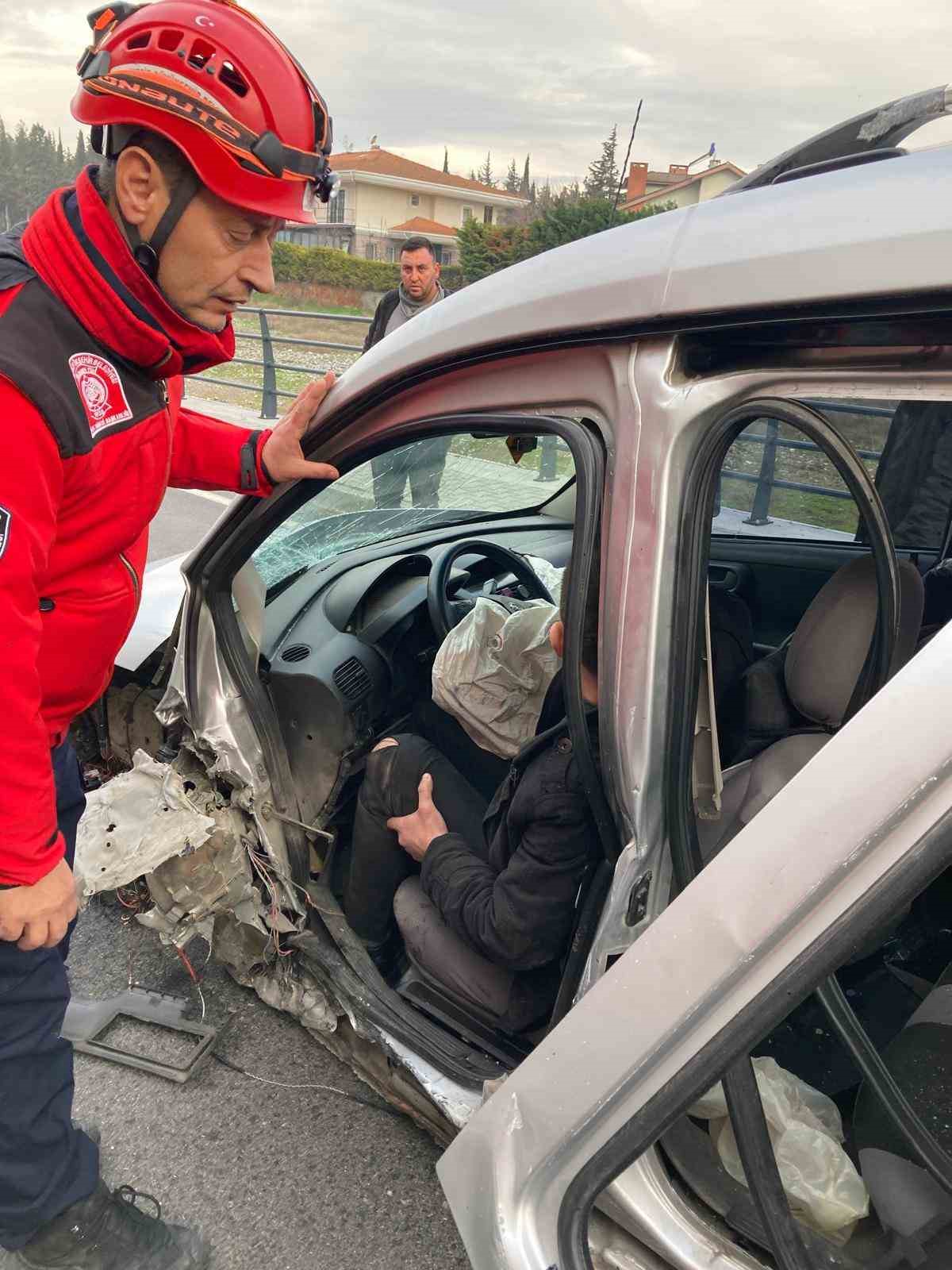 Balıkesir'de trafik kazasında 1 kişi yaralandı. İHA