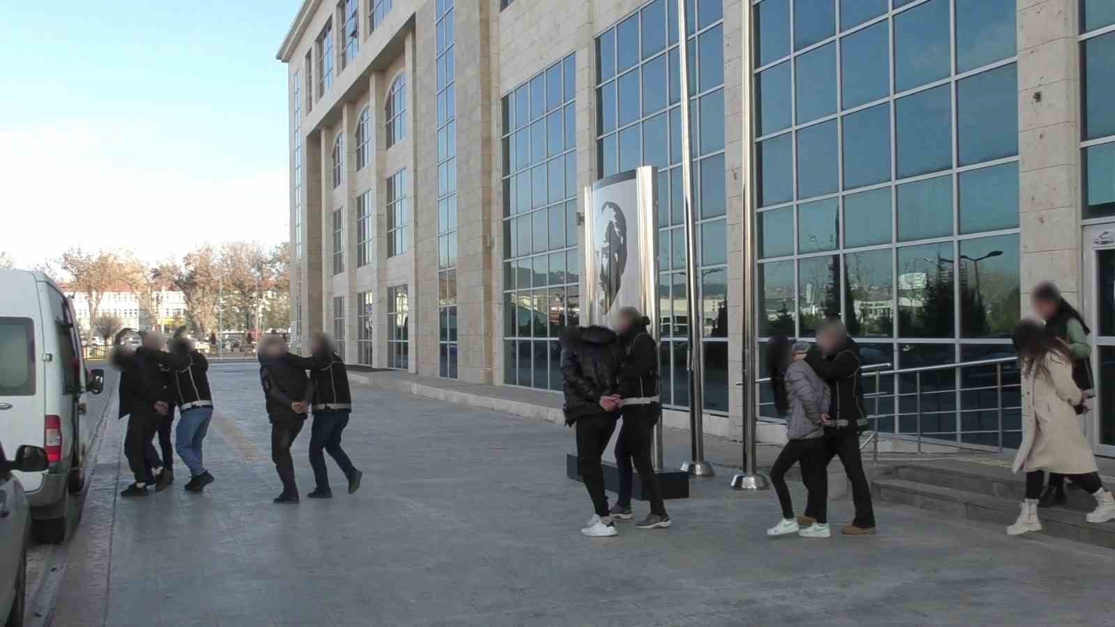 Uşak’ta 5 uyuşturucu satıcısı tutuklandı