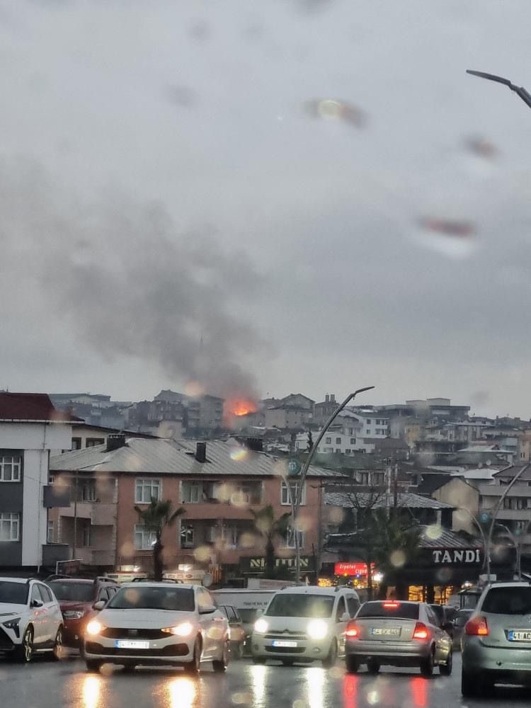 Çatı yangını yan binaya sıçradı: 1 kişi dumandan etkilendi
