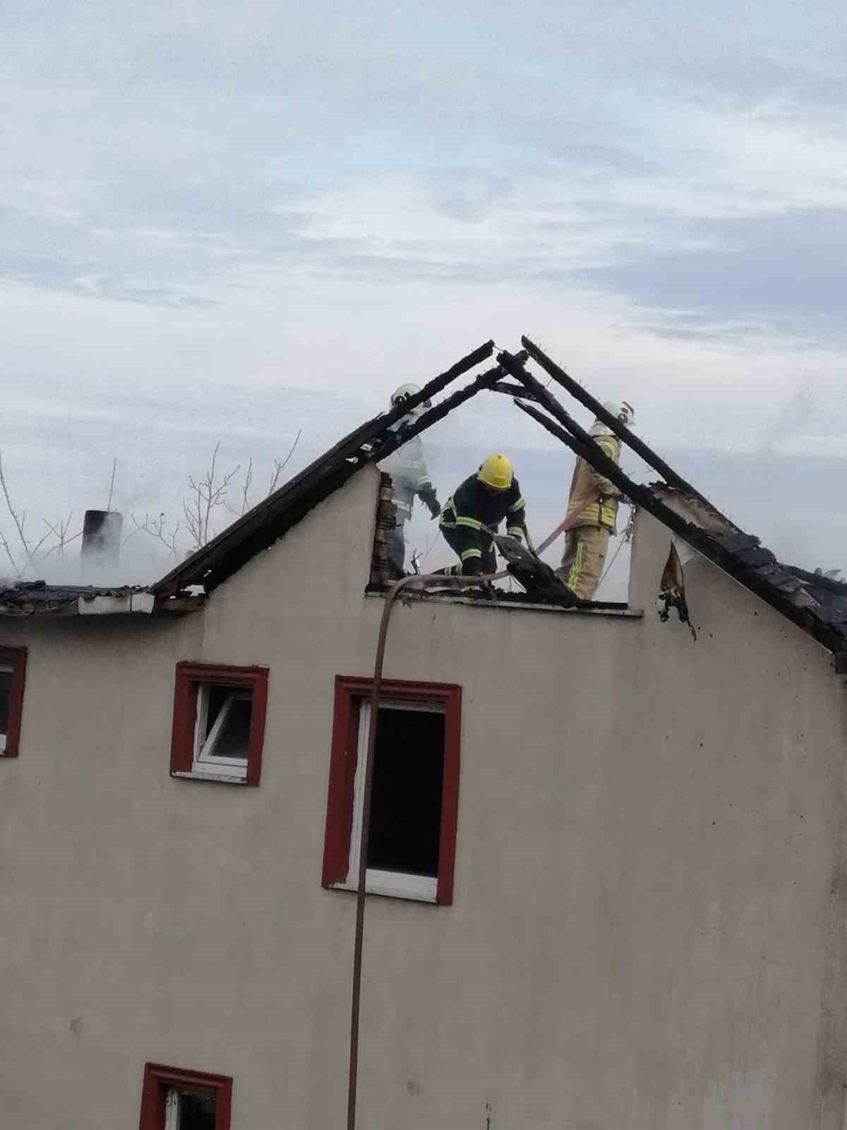 Sinop&rsquo;ta 2 katlı evin &ccedil;atısı alevlere teslim oldu
