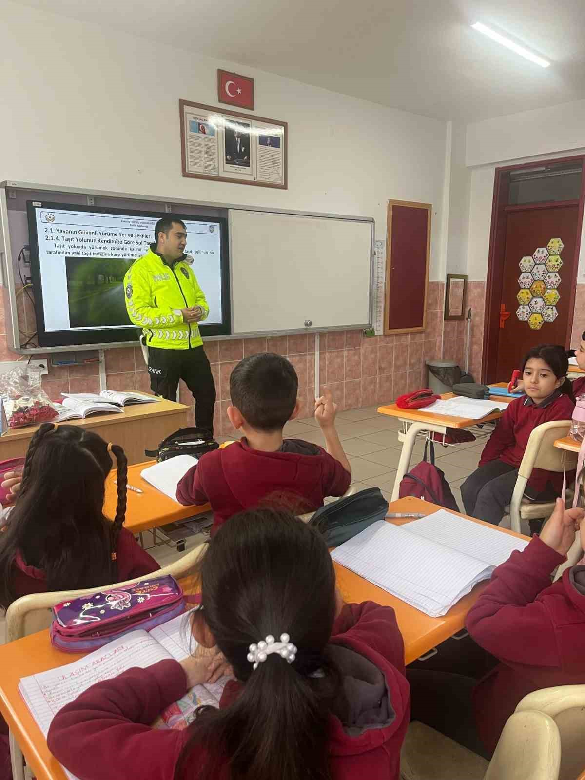 Alaca&rsquo;da polis ekipleri &ouml;ğrencilere trafik bilincini aşılıyor
