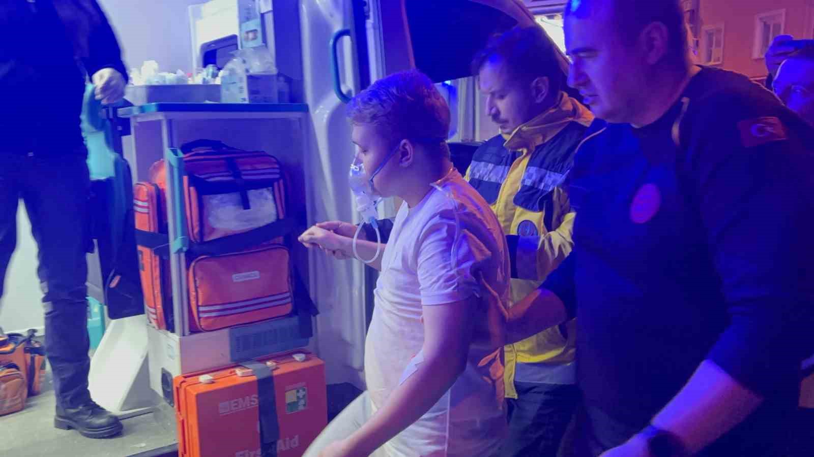 Evdeki kanepeyi yaktı, 2 kişi dumandan etkilendi
